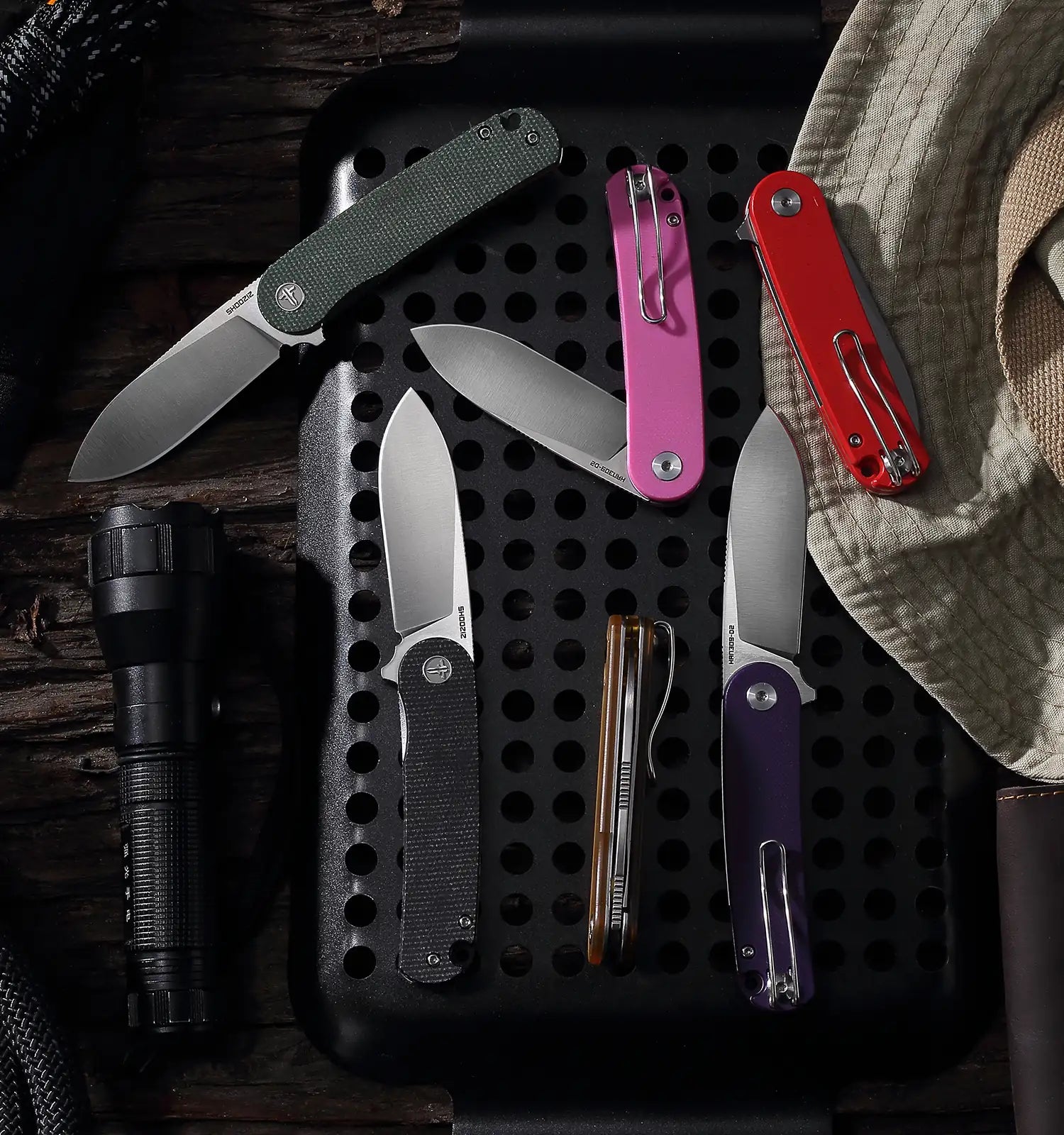 Mobile banner featuring a group of SHOOZIZ HAN309 knives, representing the core HAN Series lineup. D2 steel blades and ergonomic handle options for reliable daily carry.